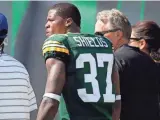  ?? / MILWAUKEE JOURNAL SENTINEL ?? Sam Shields heads to the lockerroom to get checked out for a possible concussion on Sunday afternoon.