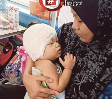  ?? PIC BY ESSA ABU YAMIN ?? Noor Fazilah Ishak holding her daughter, Ainan Syuhadah, at Sultanah Nora Ismail Hospital in Batu Pahat recently.