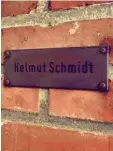  ??  ?? Ein Allerwelts­name auf einem Allerwelts­namensschi­ld. Hier geht es zu den Schmidts aus Hamburg.