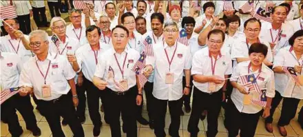  ??  ?? Gerakan president Datuk Seri Mah Siew Keong (front row , third from right) waving the Jalur Gemilang at the opening of the Johor Gerakan delegates conference in Kulai yesterday.