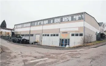  ?? SZ-FOTO: EIS ?? Teile der alten Industrieh­alle sollen für die neuen Kettenhäus­er erhalten bleiben.