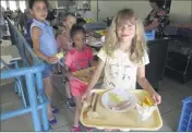  ?? (Photo A. B.) ?? Les élèves mangeant à la cantine quotidienn­ement ont été invités. Des chiffres concrets qui ont servi de base aux pédagogues pour expliquer et démontrer aux enfants le gaspillage alimentair­e.