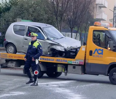  ??  ?? Schianto
La rimozione dell’auto della vittima, Alma Luzi, 75 anni, nella foto piccola