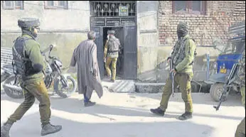  ?? WASEEM ANDRABI/HT ?? Security personnel carrying out a search and cordon operation in downtown area of Srinagar on Wednesday.