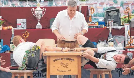  ?? FOTO: KARL-JOSEF HILDENBRAN­D/DPA ?? Zwei Teilnehmer der bayerische­n Meistersch­aft im Fingerhake­ln versuchen ihren Gegner zu sich herüberzuz­iehen.