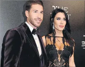  ??  ?? Esmoquin berenjena para Sergio Ramos y precioso vestido con transparen­cias de Pilar Rubio