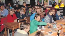  ?? FOTO: JENS GESCHKE ?? Zahlreiche Gäste feiern den Abschied von Familie Hellenthal, die das Hofcafé nicht mehr weiterführ­t.