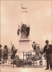  ?? (Photo E. L.) ?? Le monument aux morts se trouvait à l’origine au couvent.