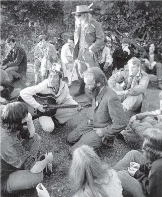  ?? THE ASSOCIATED PRESS ?? A group of hippies greets a 1967 sunrise with music from a hilltop in San Francisco.