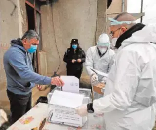  ?? AFP ?? Un elector vota en un centro móvil en Sofía