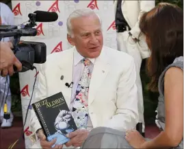  ??  ?? En , quelques pas de Buzz Aldrin à Monaco pour un hommage à la mission Apollo.