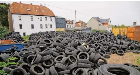  ?? FOTO: THOMAS SEEBER ?? So sieht aktuell das Reifenlage­r in Dudweiler aus. Der Anblick ärgert viele Bürger.