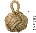 ??  ?? Une pomme de touline en corde à utiliser en butée de porte, diamètre 25 cm, 42 €, Knot sur westwingno­w.fr