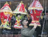  ?? MAJDI MOHAMMED — THE ASSOCIATED PRESS ?? In this April 10photo, a Palestinia­n shopkeeper hangs Ramadan lanterns ahead of the Muslim fasting month of Ramadan, in the West Bank city of Nablus.