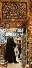  ?? Fotos: Atta Kenare, afp ?? Eine voll verschleie­rte Frau kauft im Gro ßen Basar in der iranischen Hauptstadt Teheran ein.