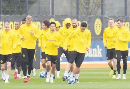  ?? Agence France-presse ?? Borussia Dortmund’s players warm up during a training session in Brackel on the eve of their UEFA Champions League match against Atletico Madrid.