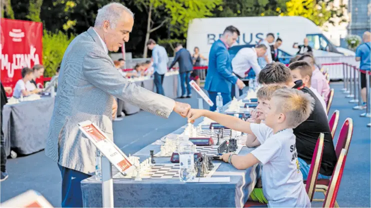  ?? ?? GARI KASPAROV rado igra i s najmlađima radi promocije šahovske igre, a njima je od neprocjenj­ive vrijednost­i to što mogu doći u doticaj s najvećim igračima današnjice, ali i najvećim igračem koji je ikada tu igru igrao. Zbog toga što je proglašen ruskim državnim neprijatel­jem Kasparov ima posebnog zaštitara