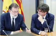  ?? LaPresse ?? Il presidente Puigdemont (a destra) dovrà chiarire al primo ministro Rajoy (a sinistra) se la Catalogna si è proclamata indipenden­te