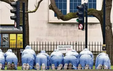  ?? Foto: Dominic Lipinski ?? Forensiker der Polizei suchen am Donnerstag vor dem britischen Parlament in London nach Spuren.