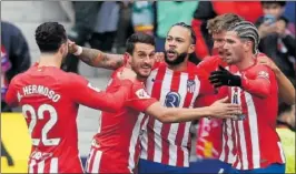  ?? ?? Los jugadores del Atlético celebran el 1-0 al Betis.