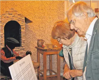  ?? FOTO: CLAUDIA STECKELER ?? Was es mit dem Beruf des Hafners auf sich hat, erfahren Interessie­rte bei einer Ausstellun­g im Fruchtkast­en.