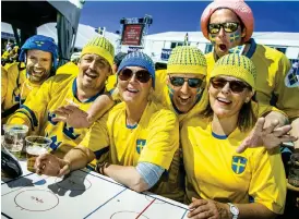  ??  ?? FANZONE. Det är många svenska supportrar i fanzone. Här laddar Inger Andersson, i blå mössa, och Ingemar Ström, till höger om henne, upp inför gårdagens match.
