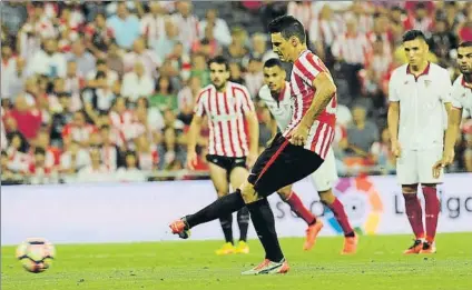  ?? FOTO: AIOL ?? El Sevilla, el primero Aduriz marcó de penalti la pasada campaña en el choque ante el equipo andaluz en San Mamés