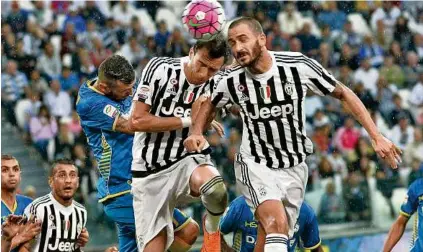  ??  ?? Bezeichnen­d für die Juventus-Krise: Mario Mandzukic und Leonardo Bonucci schalten sich gegenseiti­g aus