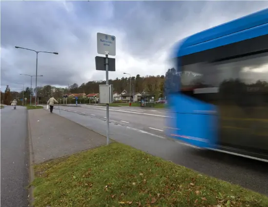  ?? Bild: Lasse Edwartz ?? Kollektivt­rafik i blått är inte det enda som Omnibuss får sköta om övertagand­et av Lysekils Buss går igenom. Omnibuss får då genom Lysekilsbo­laget beställnin­gstrafik i Jönköpings län, vilket kritikerna till affären nu gjort till en fråga för förvaltnin­gsrätten.