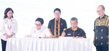  ?? ?? Rizal (left) and Dr Kasim signing the MoU, witnessed by Ewon (middle), Dompok and Suriani.