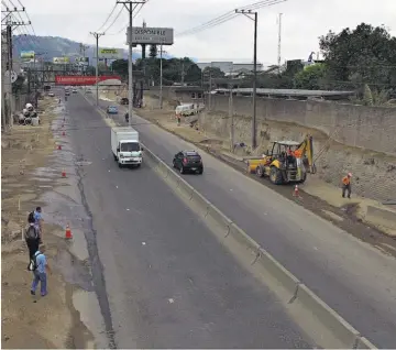  ??  ?? Asfalto. FOVIAL necesita que le liberen espacio para continuar con los trabajos en los laterales de la carretera al puerto y comenzar la intervenci­ón de la calzada existente.