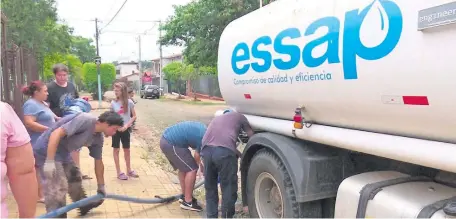 ??  ?? Un camión cisterna de la Essap proveyó del agua potable ayer a varios usuarios del barrio San Pablo de la capital.