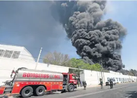  ?? ?? Cuerpos de emergencia municipale­s y de la CDMX atendieron el incendio registrado en la empresa con razón social Reyma, ubicada en la zona industrial de Xalostoc, en Ecatepec.