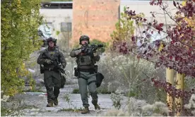  ?? Photograph: Ric Dugan/AP ?? Officers with the Frederick county sheriff's department search for suspect Pedro Argote in Williamspo­rt, Maryland, on Saturday.