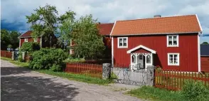  ?? Fotos: Doris Wegner ?? Hier wurden nicht nur die Bullerbü Filme gedreht, Astrid Lindgrens Vater lebte im Mittelhof (hinter dem Baum versteckt).