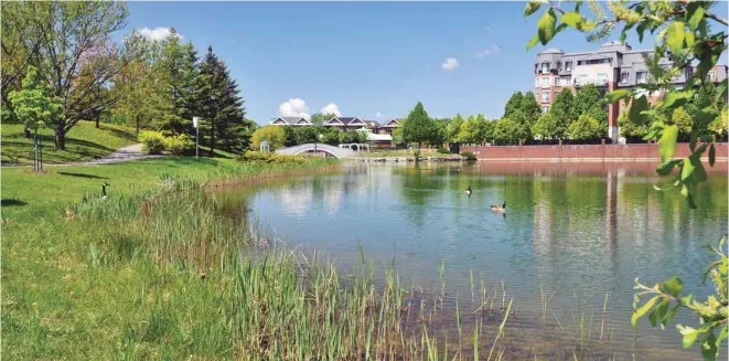  ?? ARRONDISSE­MENT SAINT-LAURENT ?? Afin de minimiser les rejets d’eaux pluviales à l’intercepte­ur municipal, plusieurs bassins d’eaux pluviales à retenues permanente­s, comme celui de la Brunante, ont été créés à Saint-Laurent.