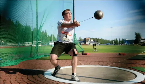  ?? FOTO: MIKKO STIG/LEHTIKUVA ?? Aaron Kangas är ny världstvåa i slägga efter att ha kastat över 79 meter i tävlingen i Alberga.