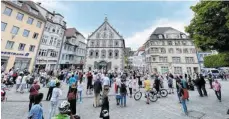  ?? ARCHIVFOTO: SIEGFRIED HEISS ?? Am 25. April hat die erste Demonstrat­ion der Gruppe stattgefun­den, die sich für die „Wahrung der Grundrecht­e“einsetzt: Die Polizei schließt nicht aus, dass sich politische Extremiste­n unter die Teilnehmer mischen.