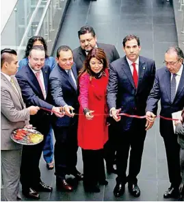  ??  ?? ESTRENO. Pablo Escudero (corbata roja), presidente del Senado, inauguró, junto con otros senadores, un puente al interior del recinto legislativ­o, ayer.