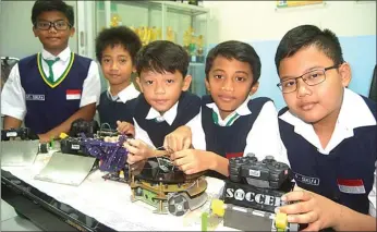  ??  ?? maze solving HARUMKAN BANGSA: Dari kiri, Muhammad Rafi, Radja Althav Pramudya, Muhammad Akbar Dzakwansya­h Yusuf, Hernawan Santosa, dan Richello Ristyant Akbar menunjukka­n robotrobot yang digunakan pada kompetisi IISRO 2017.