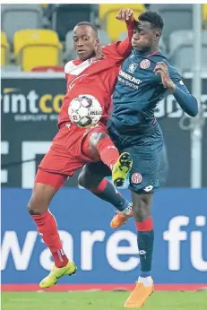  ?? FOTO: IMAGO ?? Dodi Lukebakio, Fortunas Drei-Tore-Mann von München (l., gegen den Mainzer Moussa Niakhate), blieb diesmal wirkungslo­s.