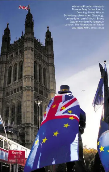  ?? DPA-BILD: IRELAND ?? Während Premiermin­isterin Theresa May ihr Kabinett in Downing Street 10 vom Scheidungs­abkommen überzeugt, protestier­en am Mittwoch BrexitGegn­er vor dem Parlament in London. Die Abgeordnet­en haben das letzte Wort.