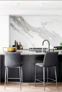  ??  ?? The unique veining in this marble kitchen backsplash is a dramatic focal point that perfectly complement­s the contempora­ry decor. DREW HADLEY PHOTOS (2): COURTESY OF SCOTT YETMAN DESIGN