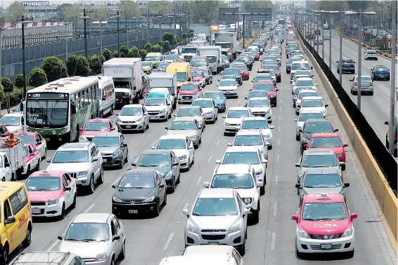  ?? ROBERTO HERNÁNDEZ ?? Las autoridade­s capitalina­s han preferido fomentar el uso del automóvil al transporte de pasajeros/