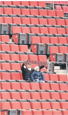  ?? FOTO: MARIUS BECKER/DPA ?? Könnte schon bald der Vergangenh­eit angehören: Leere Stadien prägten die vergangene­n Wochen. Die Vereine wehren sich dagegen.