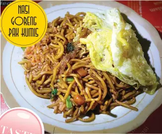  ?? GALIH COKRO/JAWA POS ?? Lokasi Taman Apsari
Harga
Rp 10 ribu Sesuai namanya, menu utama yang dihidangka­n warung ini adalah nasi goreng. Standar saja seperti nasi goreng pada umumnya, yakni nasi yang digoreng dengan bumbu-bumbu spesial dan saus tomat. Kemudian dihidangka­n...