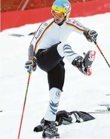  ?? Fotos: Christian Walgram/Witters, Kreisklini­ken Unterallgä­u ?? Von wegen Bein hochlegen: Skistar Felix Neureuther verletzte sich zwar kürzlich schwer am Knie, will aber dennoch an den Olym pischen Winterspie­len im kommenden Jahr teilnehmen.