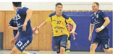  ?? FOTO: OLEKSANDR VOSKRESENS­KYI ?? Fabian Schwartz (am Ball) war mit sieben Treffern am Punktgewin­n der HSG gegen Kaldenkirc­hen beteiligt.