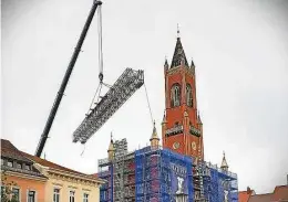  ?? Foto: Stadtverwa­ltung Kamenz ?? Das Kamenzer Rathaus wird weiter eingerüste­t. Am Mittwoch schwebte ein besonderer Fachwerktr­äger spektakulä­r über dem Markt.