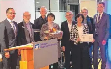  ?? FOTO: HELMUT VOITH ?? Thomas Stauber (von links), Rolf Waldvogel, Manfred Hagel, Ingrid Koch, Bürgermeis­ter Bruno Walter, Angelika Banzhaf, Hajo Fickus und Jürgen Strohmaier feiern die Geburtstag­sparty von „Signatur“.